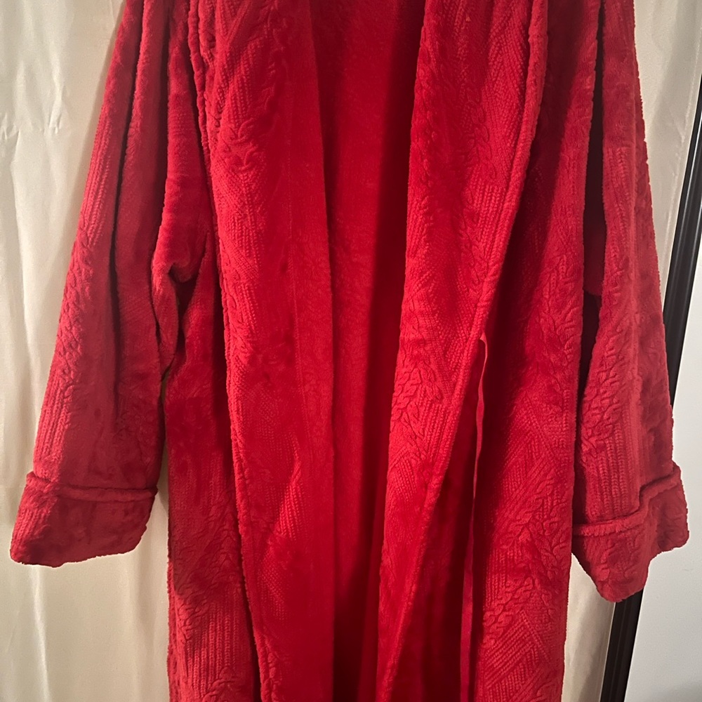 Nautica women’s robe. Sz L/XL. Rarely worn. Washed. Pet/smoke free home.